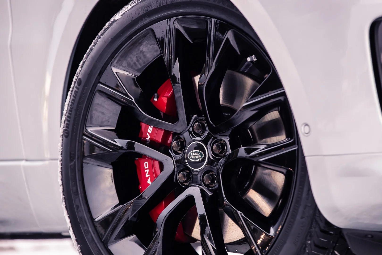 The Range Rover Sport HST comes with red calipers or optional gray ones