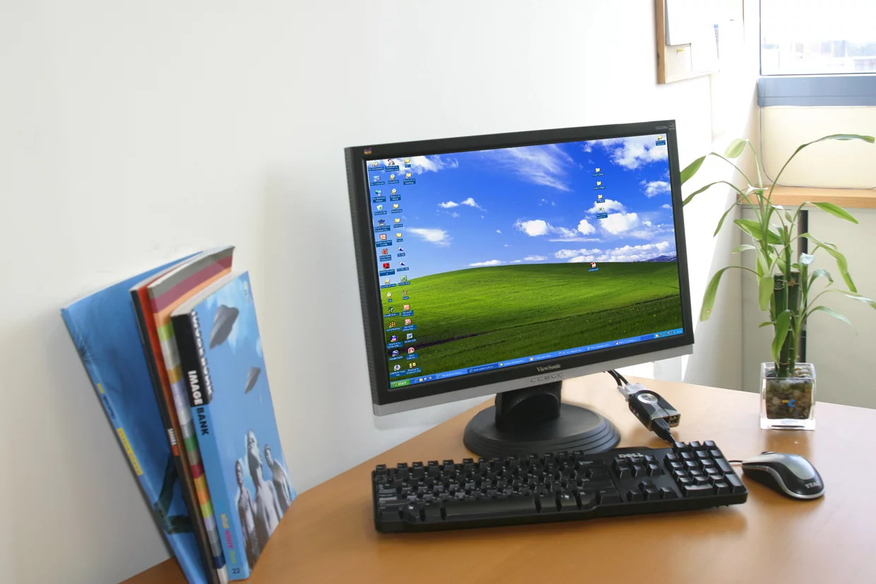 The Plug PC can be powered from an included wall-mount power supply or by the monitor via a proprietary USB power cable