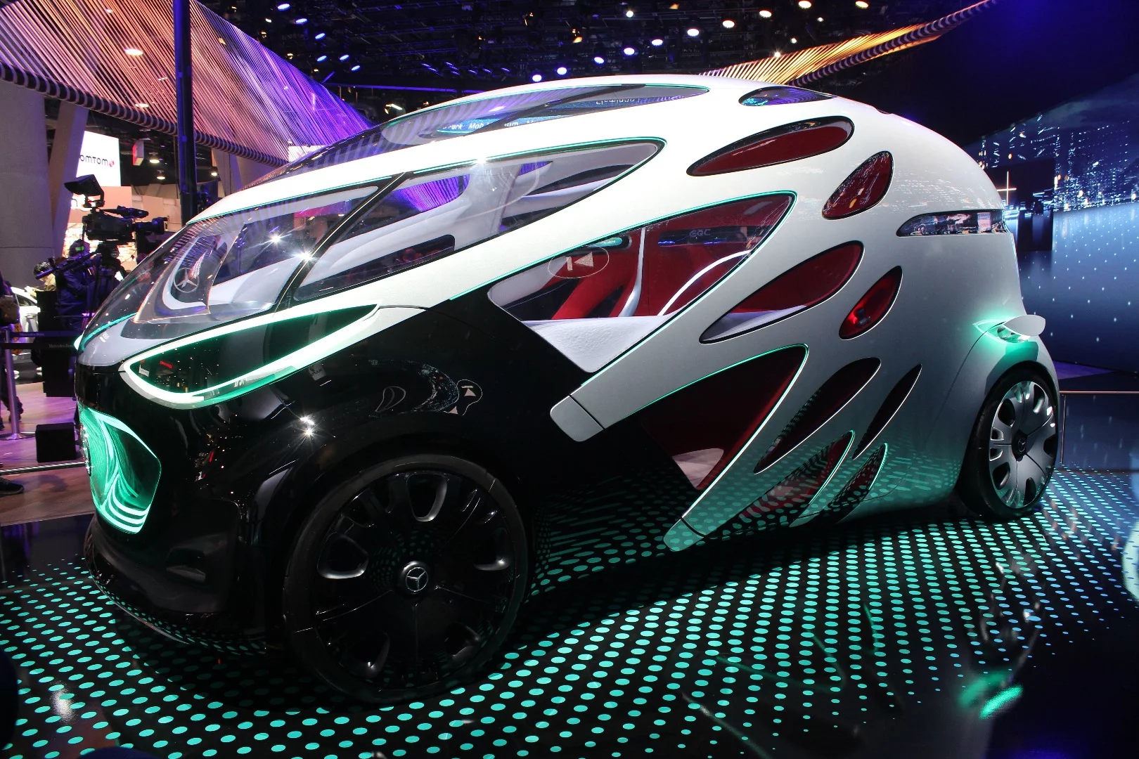 Mercedes holds the US premiere of the Vision Urbanetic at CES 2019
