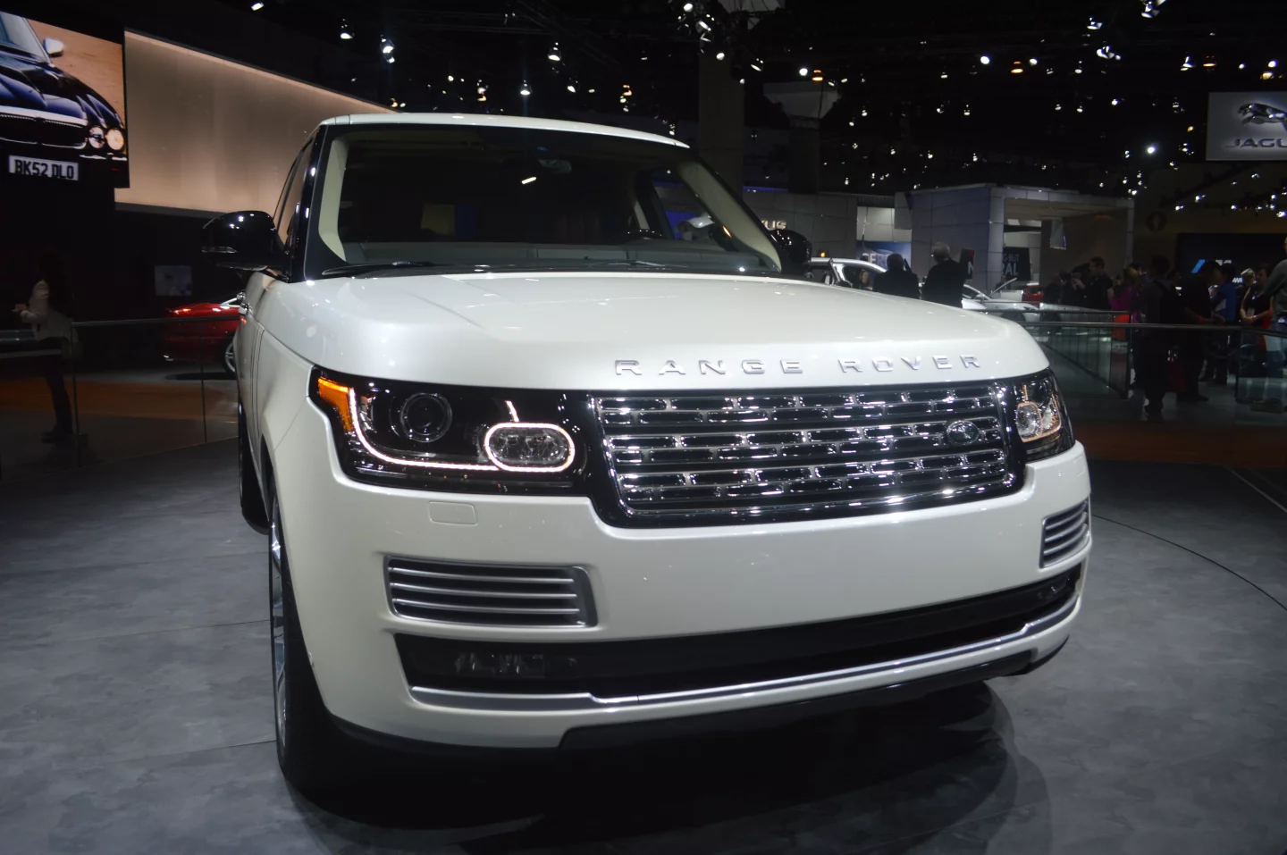 The upgraded grille of the Range Rover LWB Autobiography Black Edition