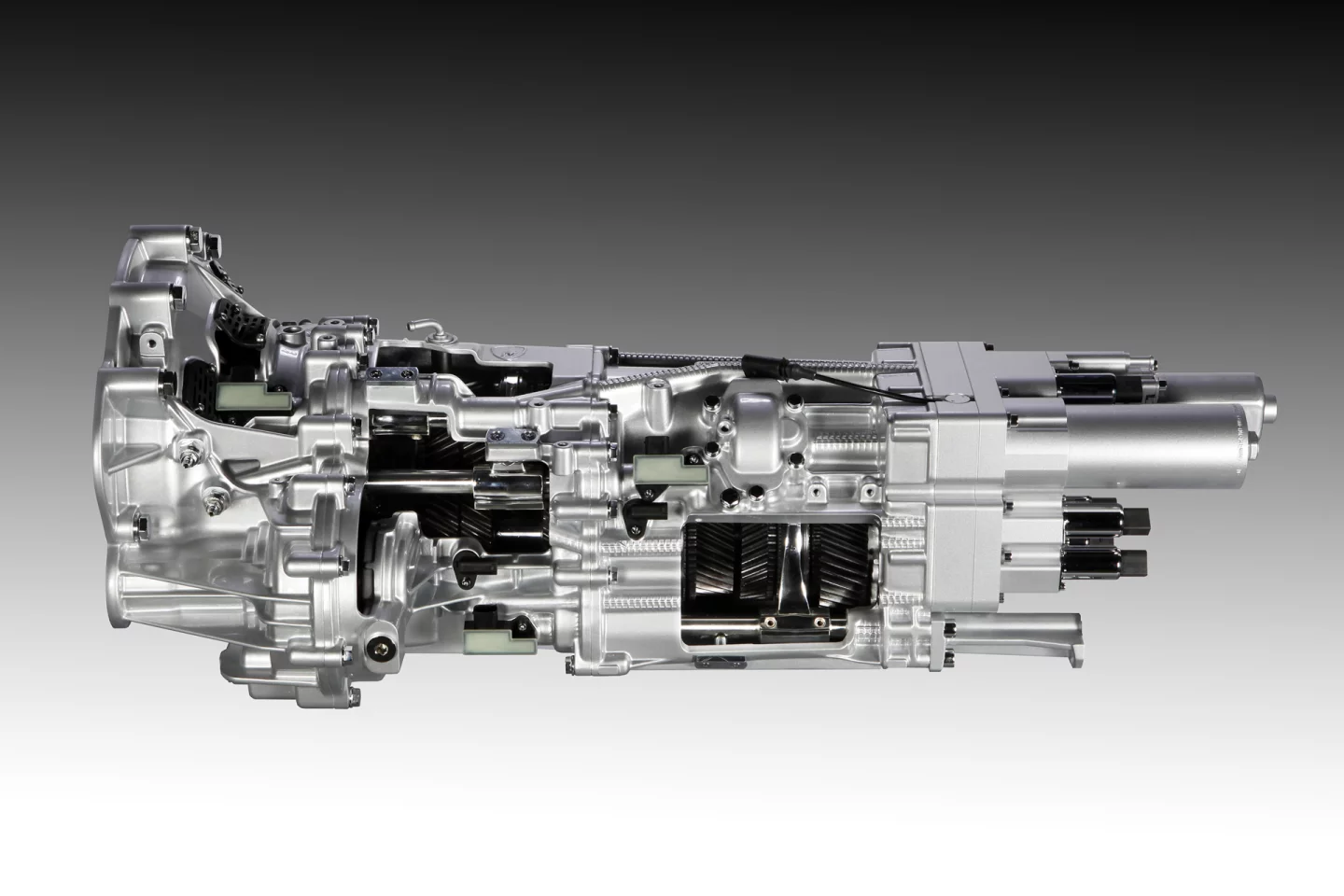 This robotized ISR gearbox combines extremely fast shift times (almost 50% less than dual-clutch transmission) with the benefits of a manual transmission in terms of weight and compact dimensions