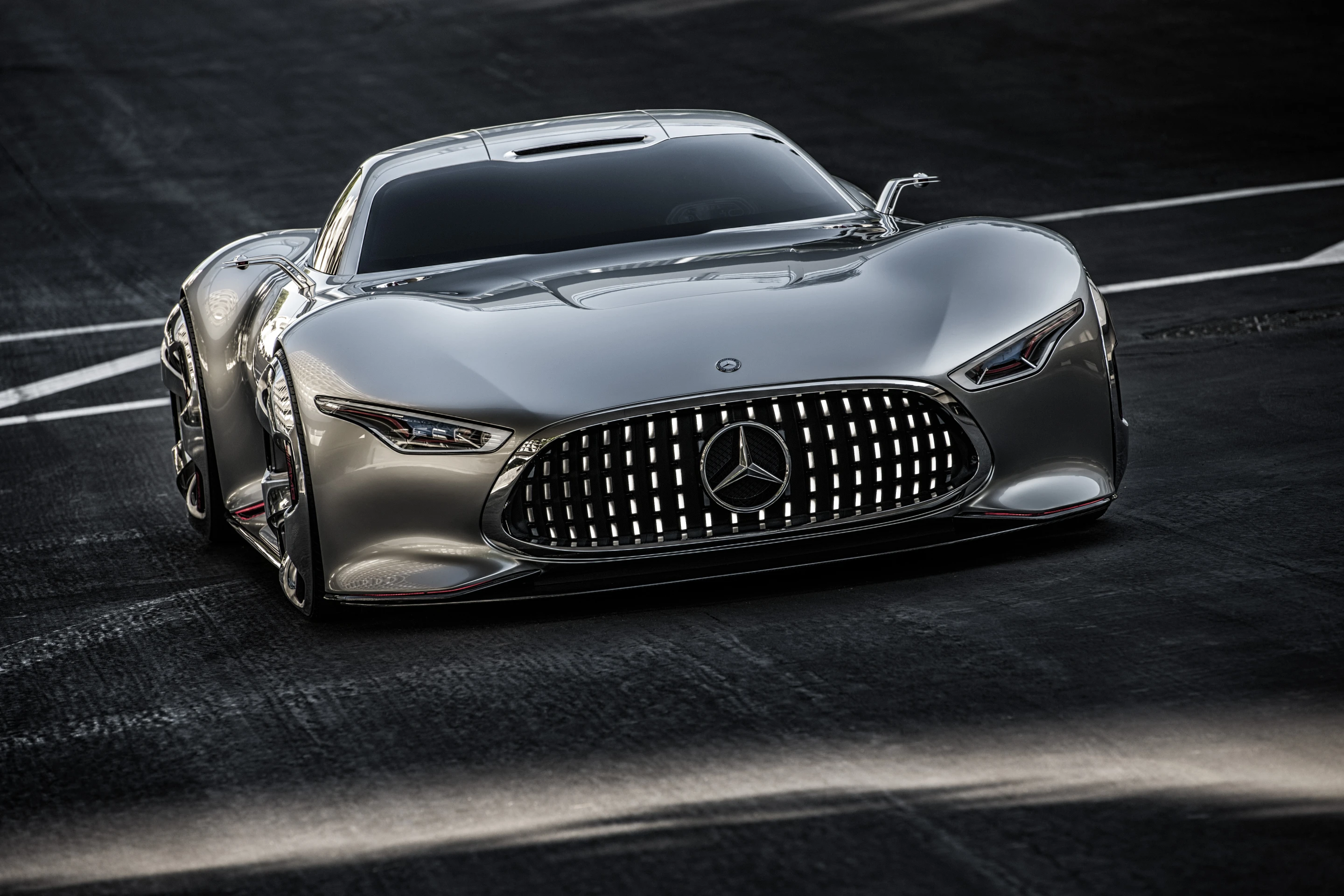 Reminiscent of the grille from a1952 300 SL, the Vision GT’s frontal area features LED lights that can alter patterns throughout the race
