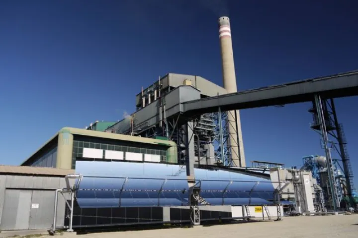 An experimental new direct solar steam generation power plant generates electricity by using the Sun's rays to heat water and create steam