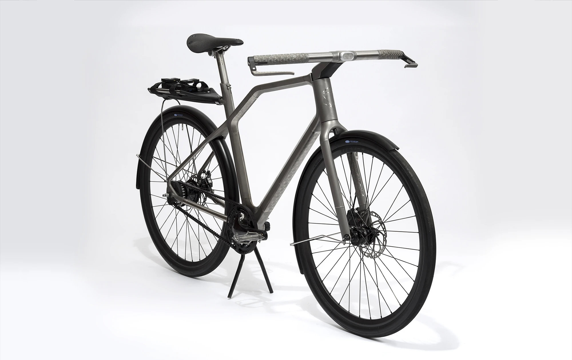 The Solid also features dynamo-powered sensor-activated lighting, electronic shifters, an embedded GPS module to track it if it gets stolen