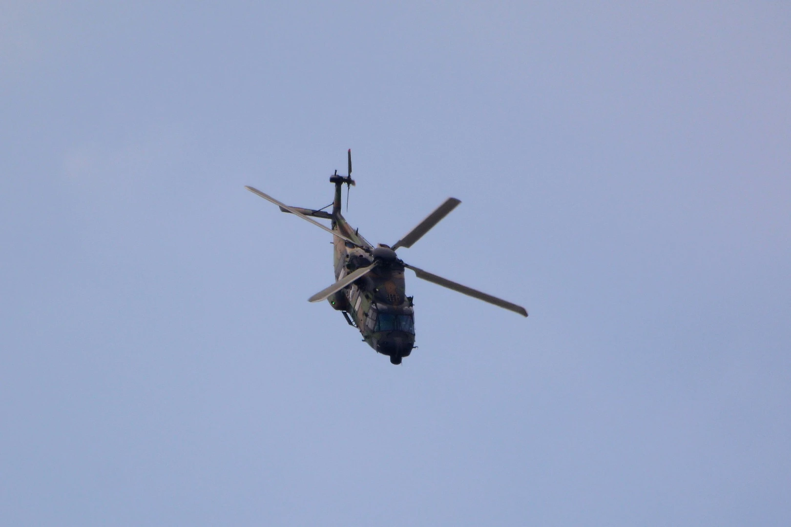 Mission equipment for the NH90 can include tactical 360 degree radar, dipping sonar, tactical FLIR and single or dual mission consoles