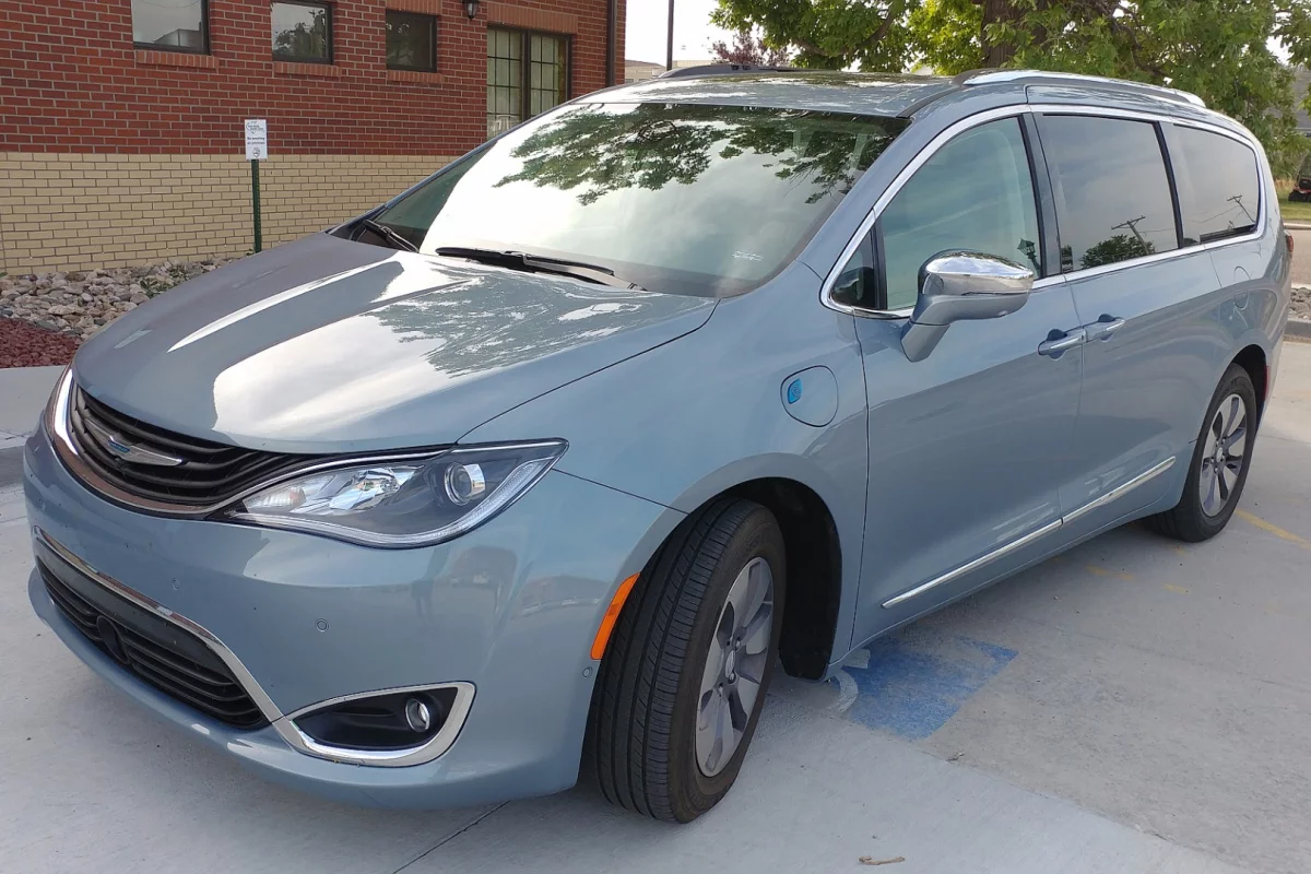 The 2017 Chrysler Pacifica is a great-looking minivan (yes, we just combined those terms)