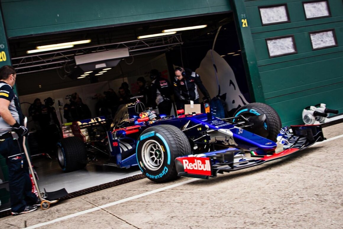 Gallery: F1 teams come to grips with a new formula for 2017