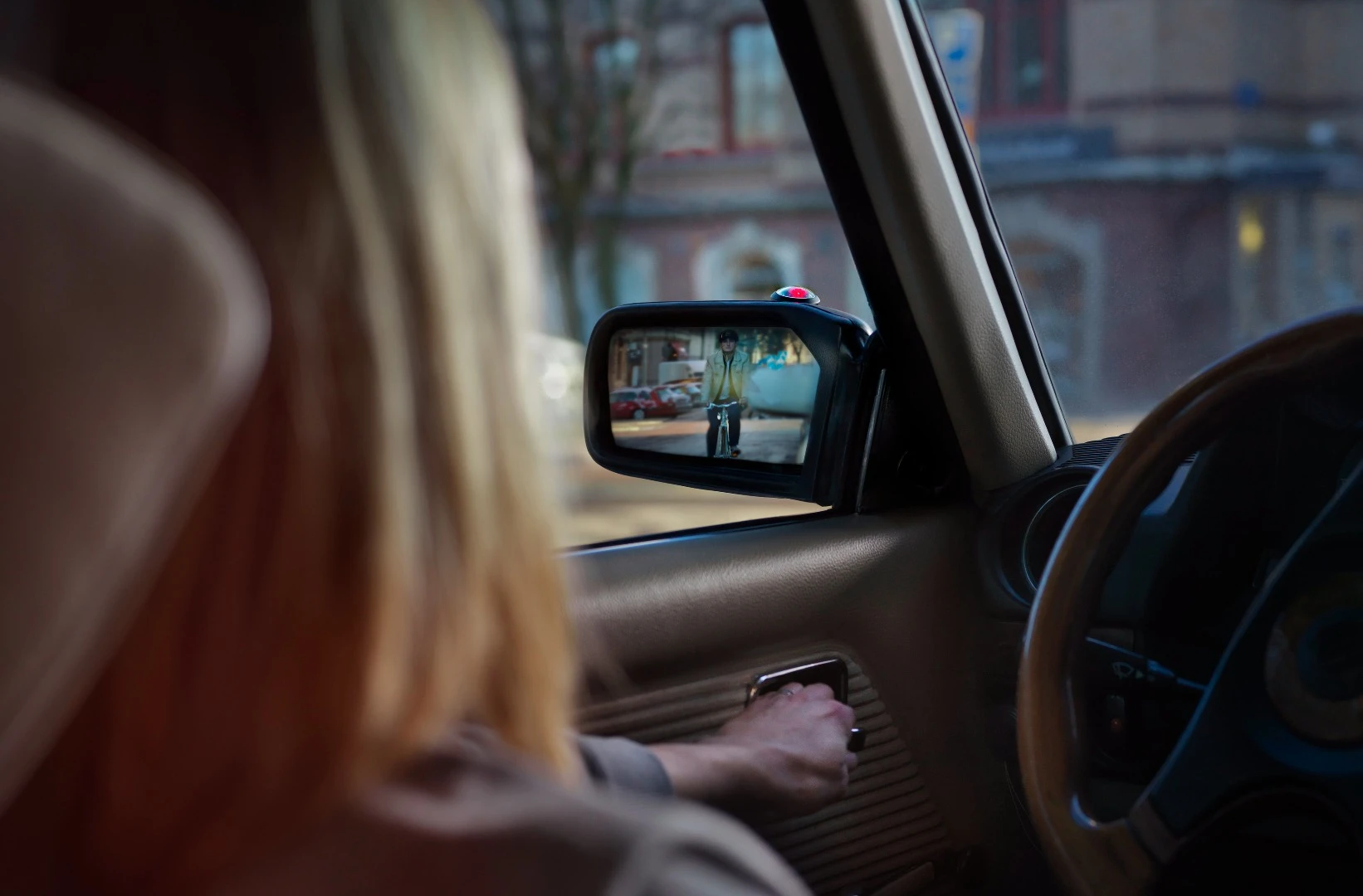 The Life Sticker (on top of mirror) detects the Bluetooth signal of approaching cyclists' smartphones