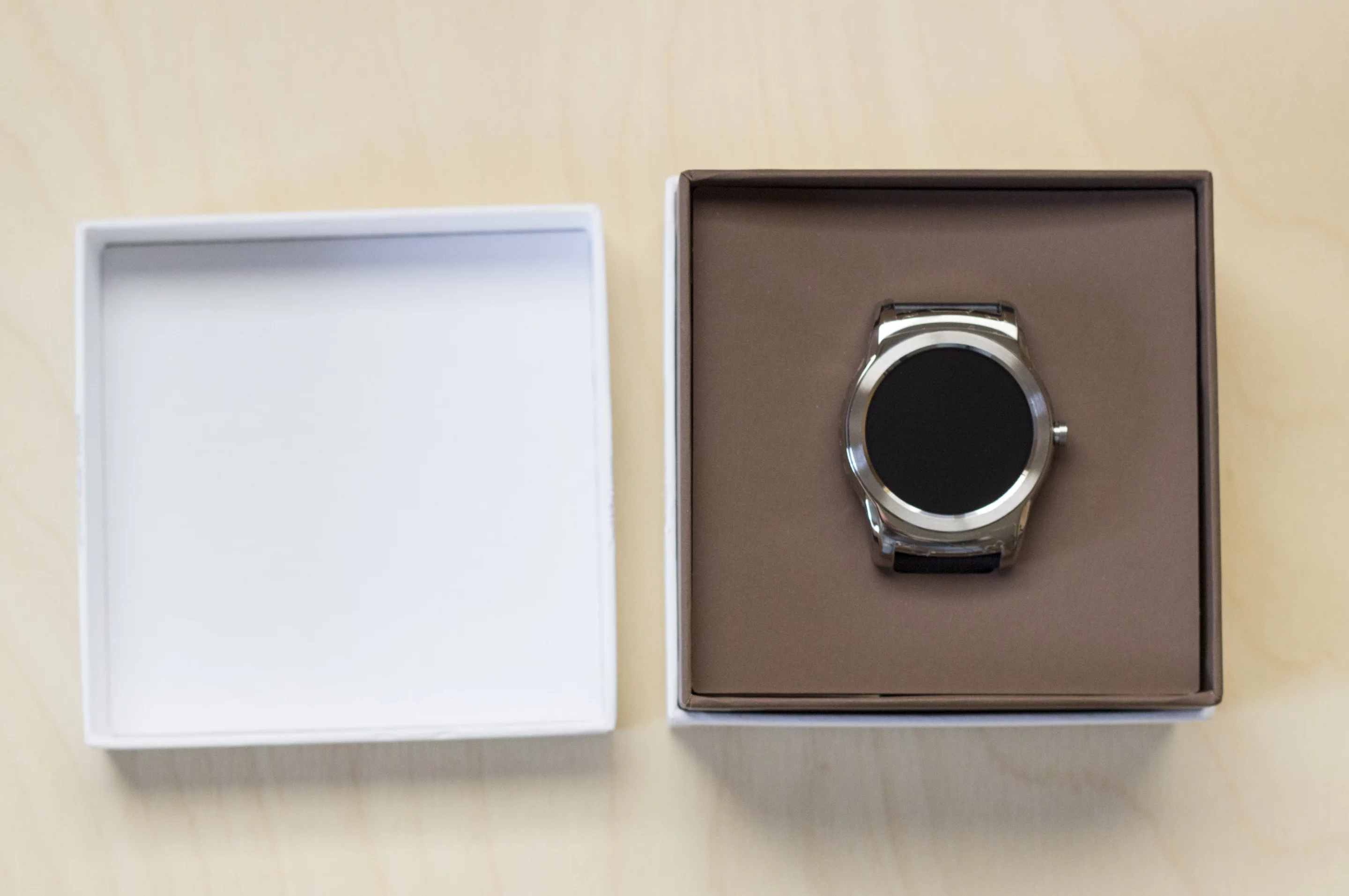 Cracking open the Watch Urbane's box (Photo: Will Shanklin/Gizmag.com)