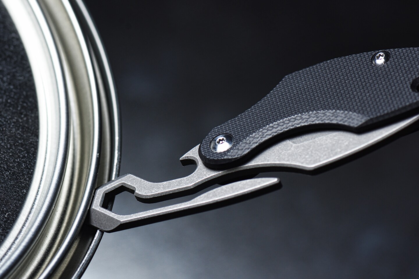 The Prylobite keychain knife features a pry bar