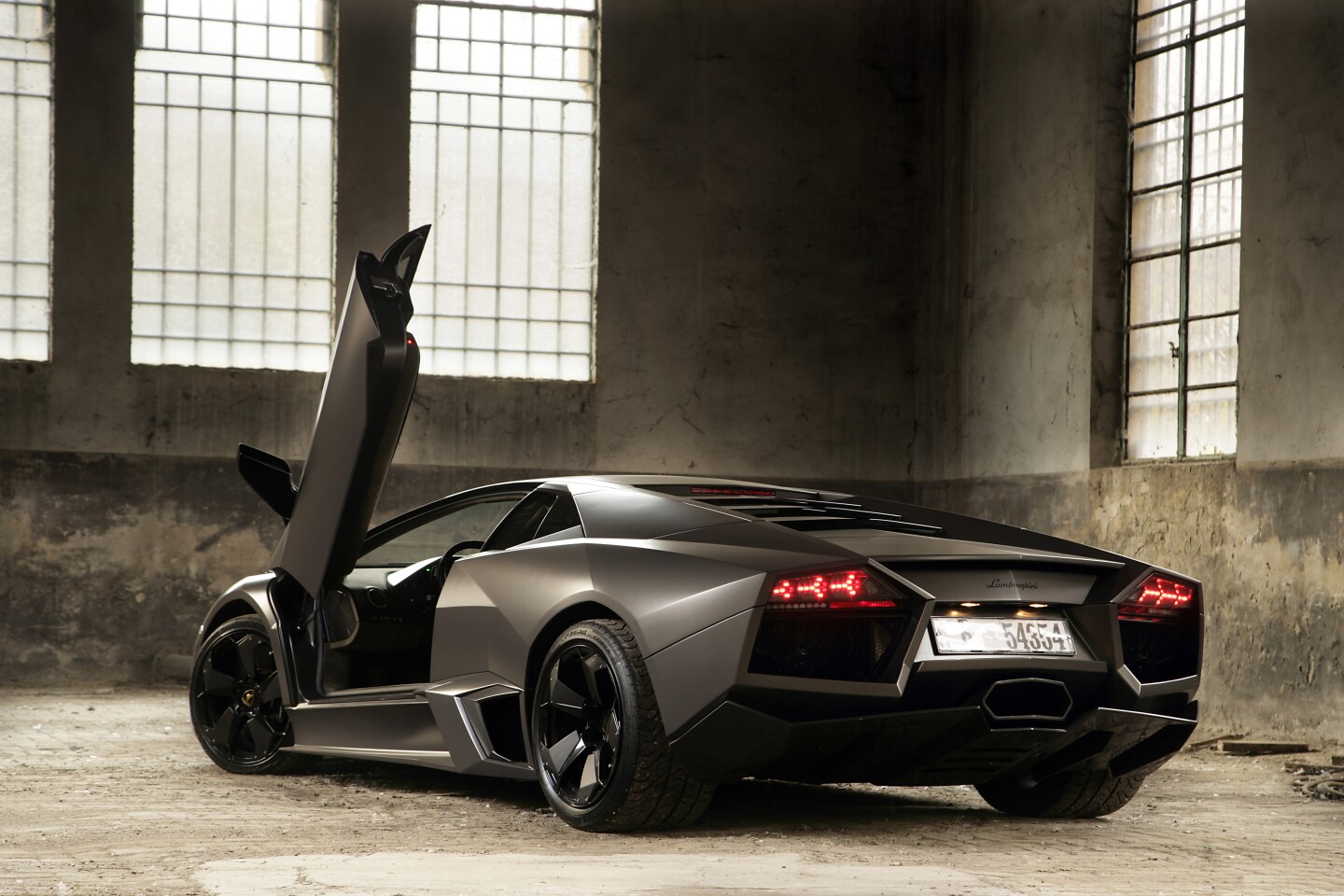 Reventon, launched 2007, came adorned with the usual array of carbon fiber goodness and a subtly quick 340 km/h (211.26 mph) top speed