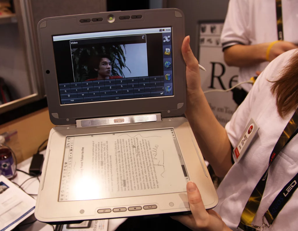 The enTourage eDGe eBook dualscreen reader