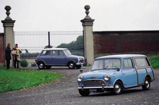 Foreground, a Morris Mini Traveller photographed next to the sedan (seen in the background). Picture drawn from the book entitled "MINI 1959-2005: the history, the models, the legend". Credit: with permission from the Quattroruote archives