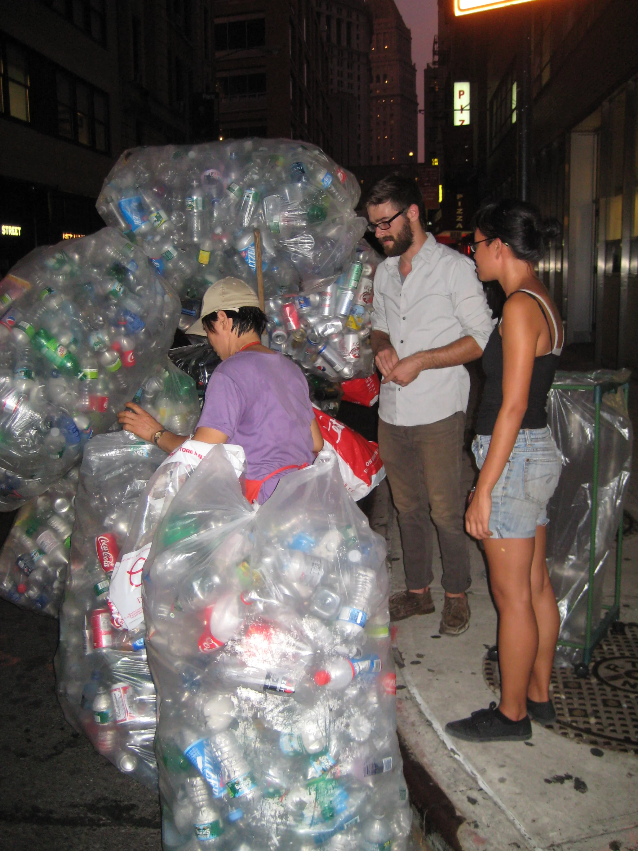 The project employed the skills of New York City trash hunters to get hold of the bottles needed for the Windowfarms kits