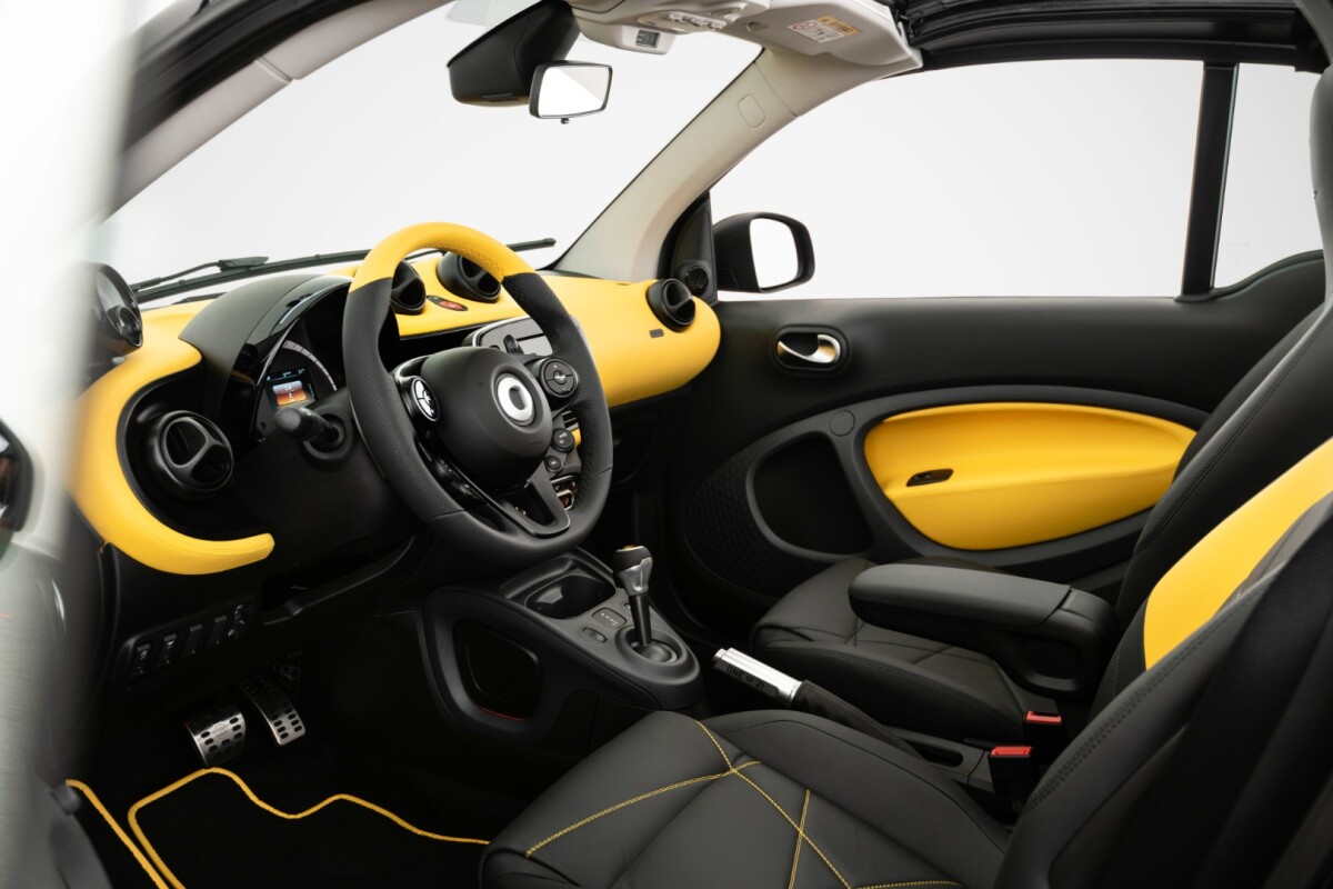 The interior of the Smart #21 series matches the exterior's paint scheme