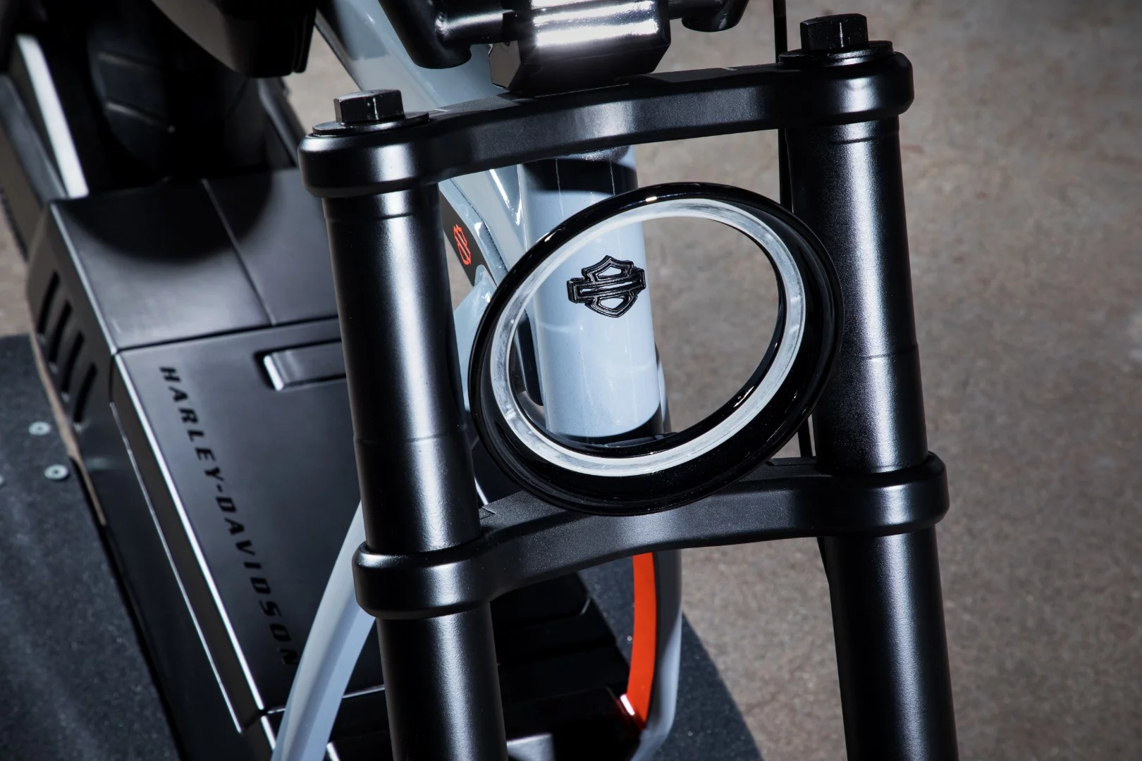 Hollow ring headlight is an interesting design