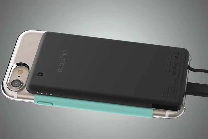 Once you put Mophie's Hold Force case on the iPhone 7, you can snap a battery pack onto the back
