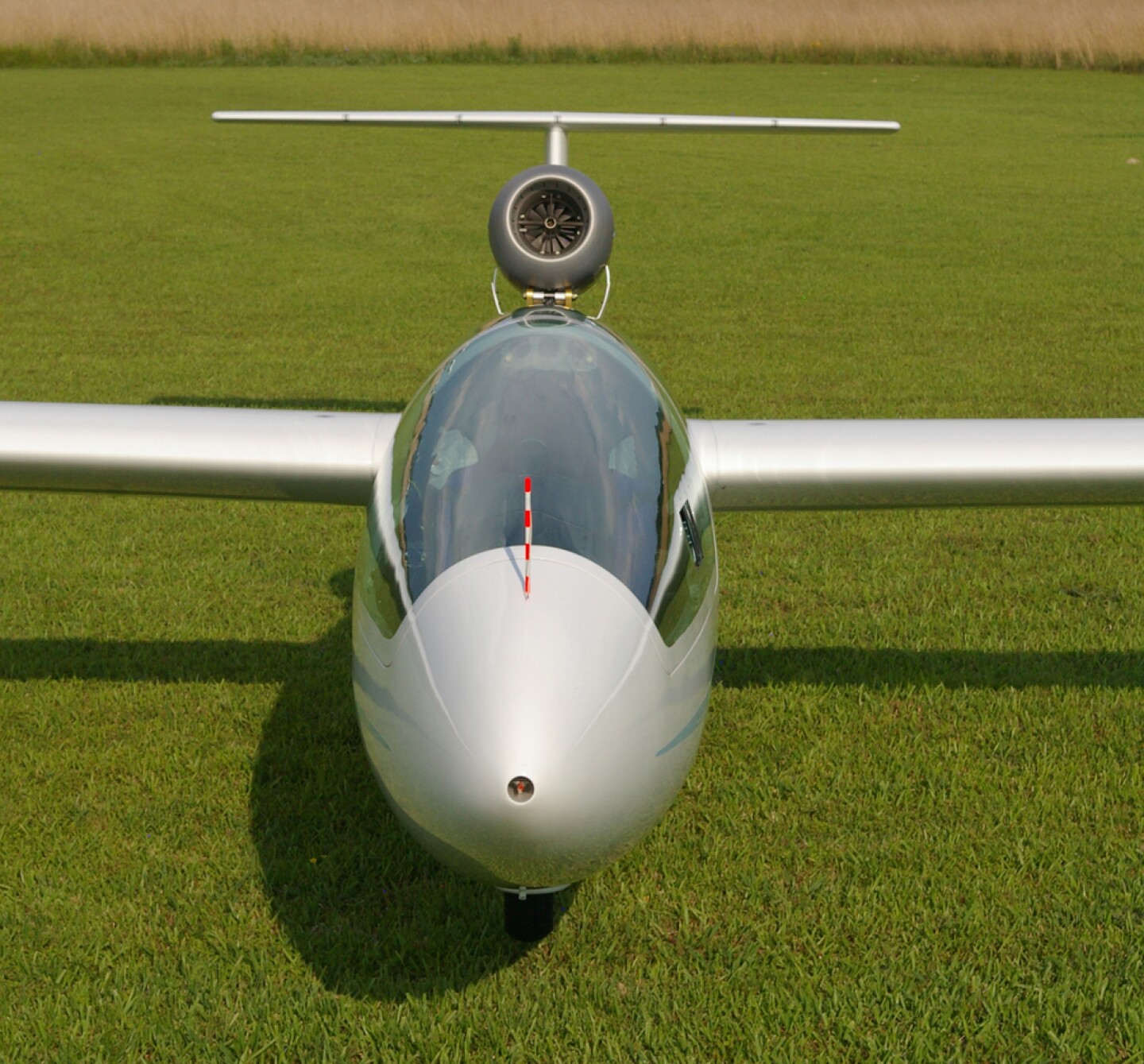 Self launching glider packs a retractable jet engine