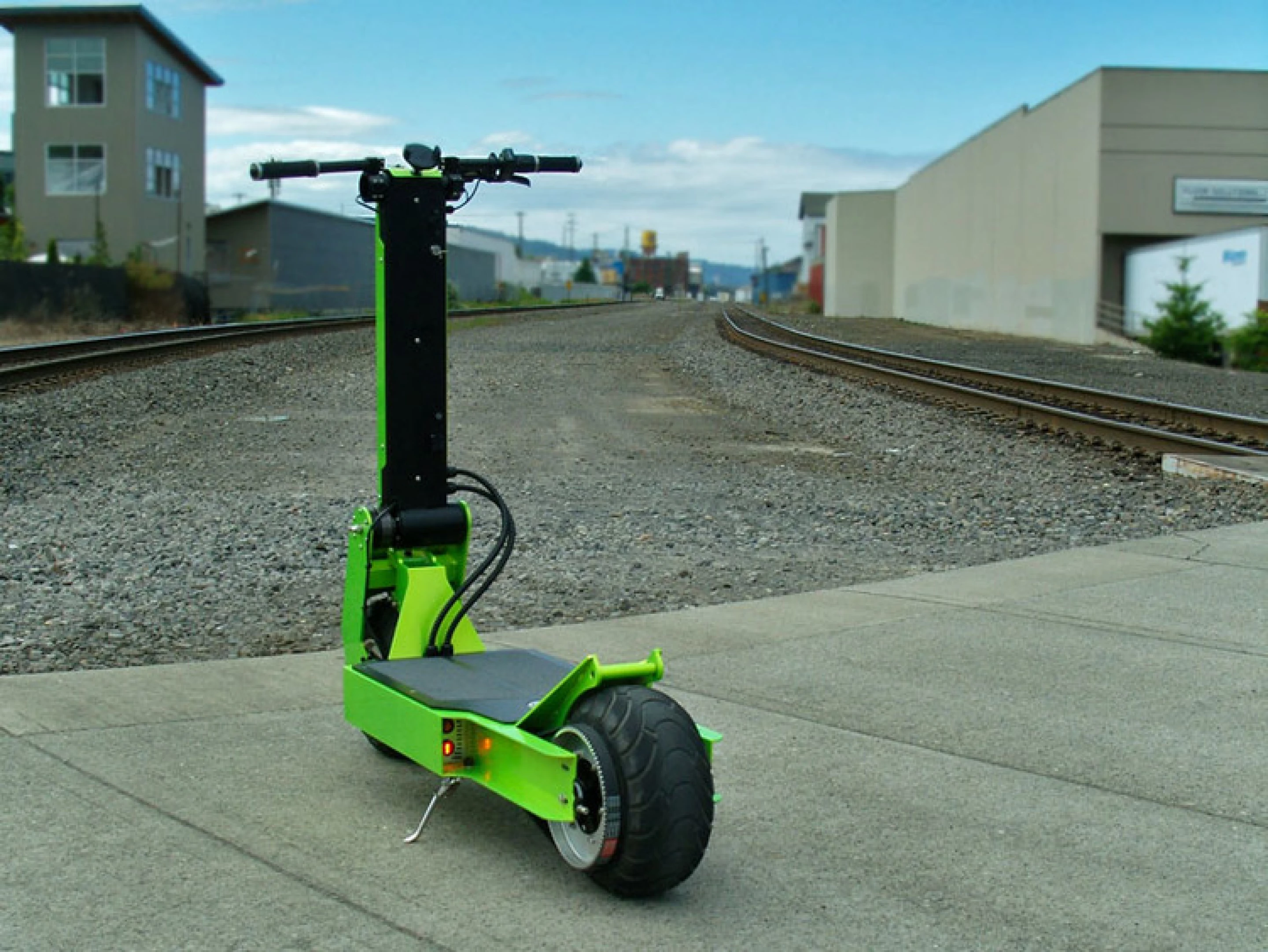 Rover electric scooter prepares to tackle road or dirt