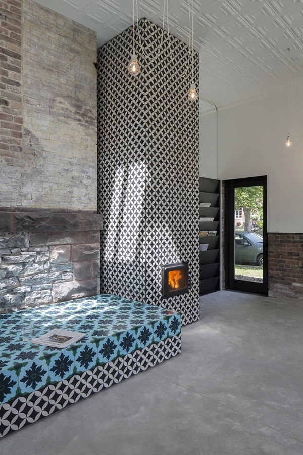 Heated smoke is expelled from the masonry heater into a horizontal flue chamber (Photo: Florian Holzherr)