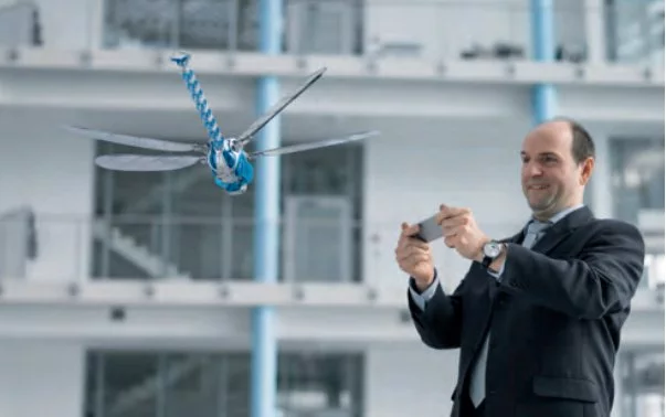 The robot dragonfly can be remotely controlled using a smartphone or digital spectrum transmitter courtesy of the included 2.4 GHz wireless module