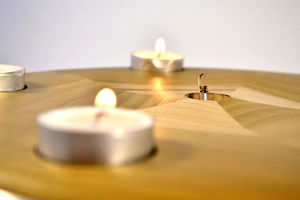 Switch Candle is a deceptively clever candle holder which lights and extinguishes tealights by itself