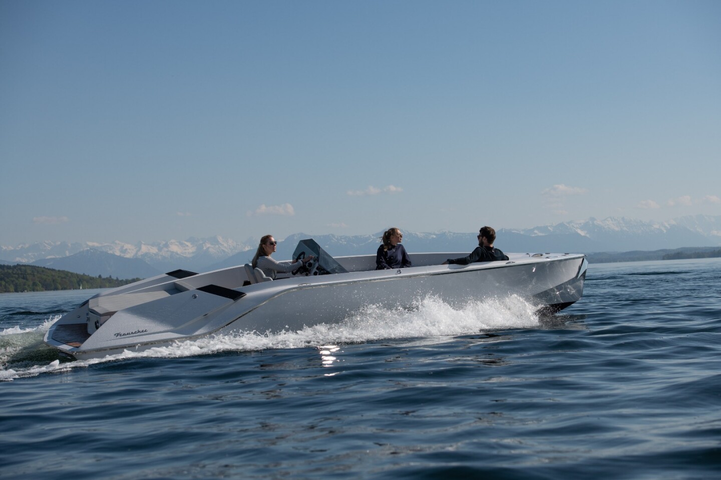 At partial throttle, the 740 Mirage Air will glide absolutely silently at 10 km/h for more than 10 hours, allowing the boat to become the day cruiser the designers intentioned