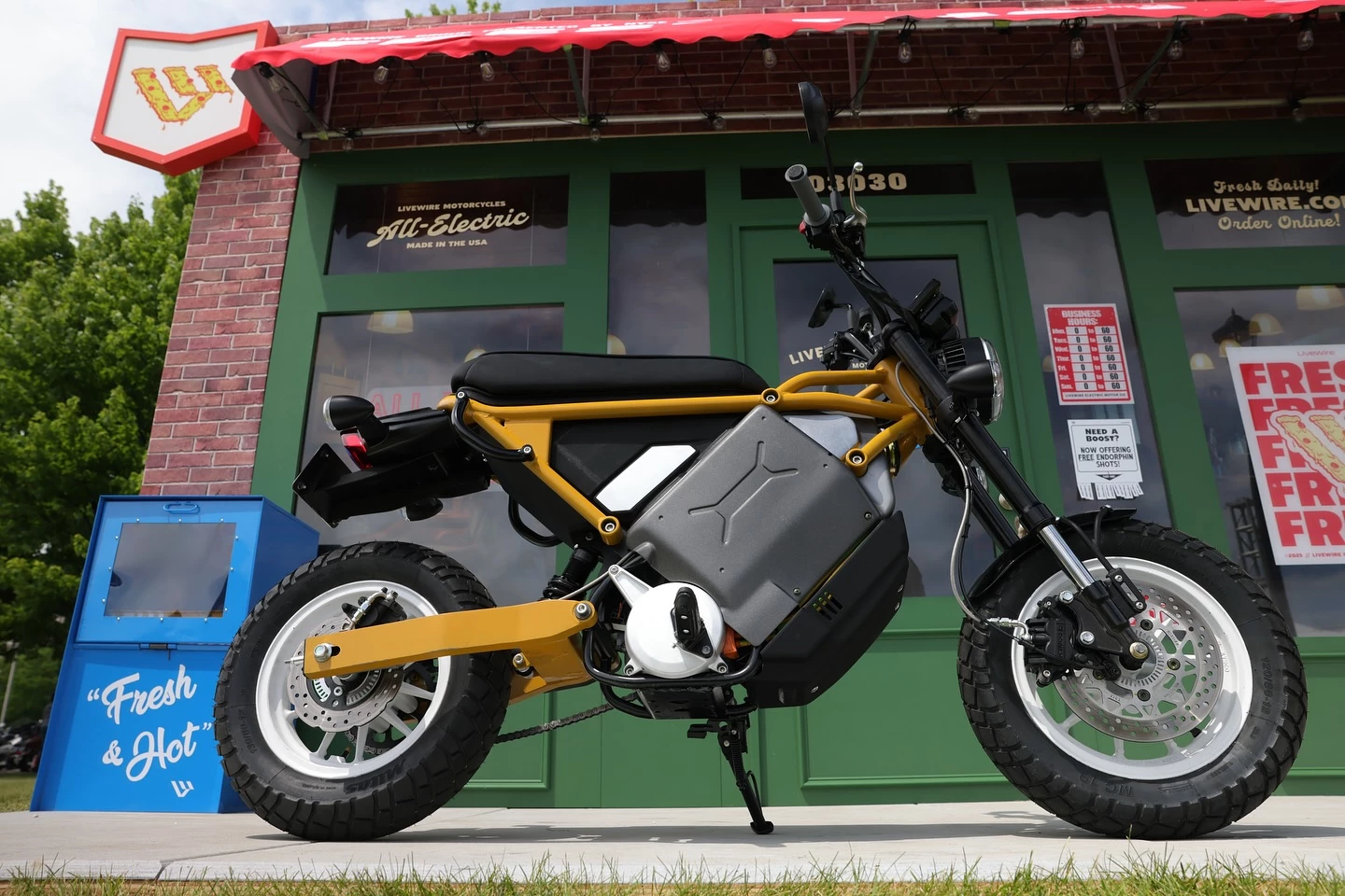 The bikes feature two detachable batteries, which, contrary to the LiveWire's existing S2 Arrow platform, give you the ability to swap out older batteries for new ones
