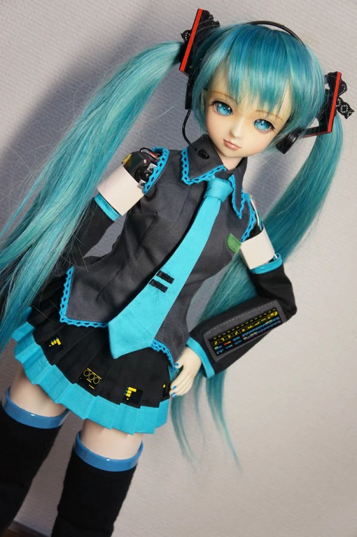 Dancing Doll RZ's Hatsune Miku robot can dance and pose like a J-POP idol