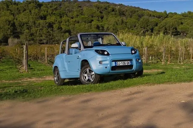 The Bluesummer's raised chassis should allow it to handle some off-road use