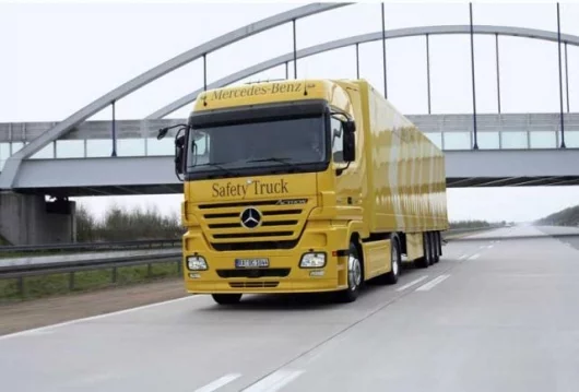 The Safety Truck by Mercedes-Benz is already a reality today, as a unique vehicle which combines all the driver support and safety systems currently available.