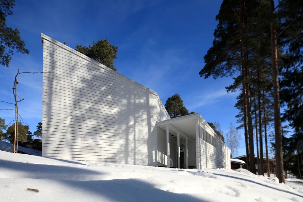 Apelle house is a basic family home with multi-functional living zones and a strong connection to the surrounding environment