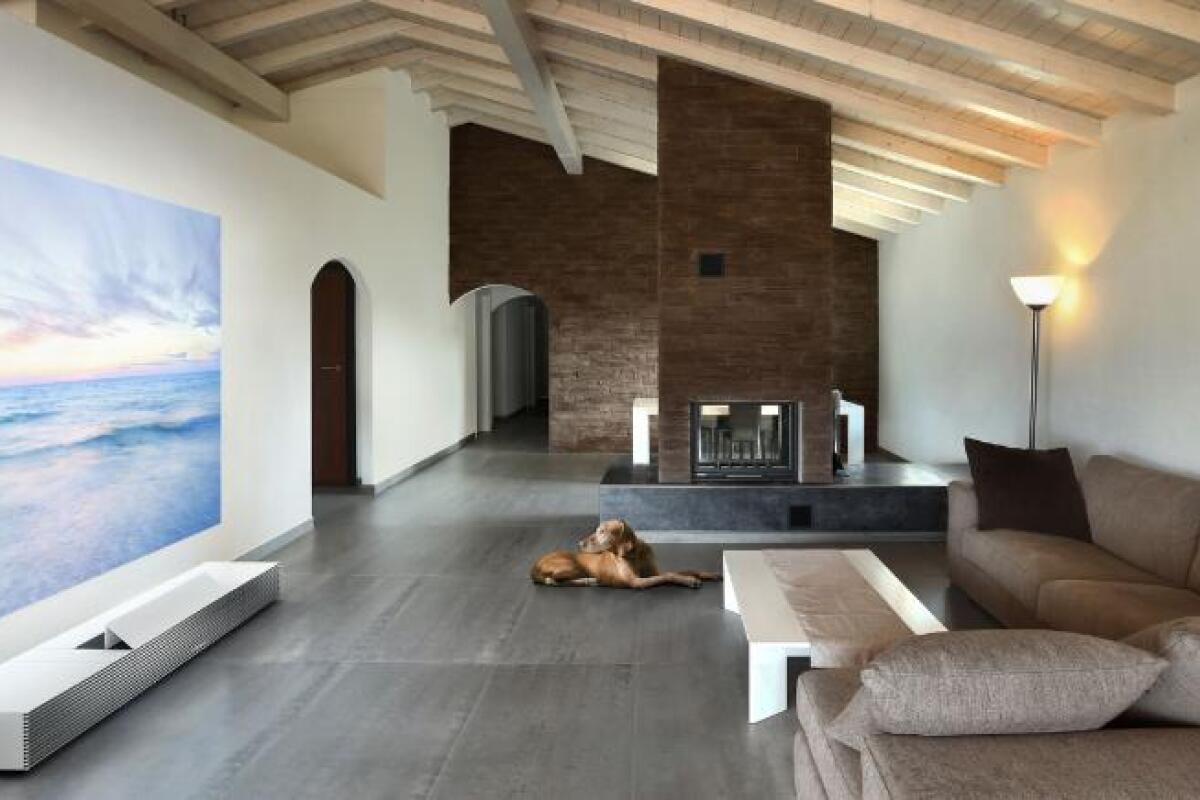 Sony Puts 4k Ultra Short Throw Projector Up Against The Wall