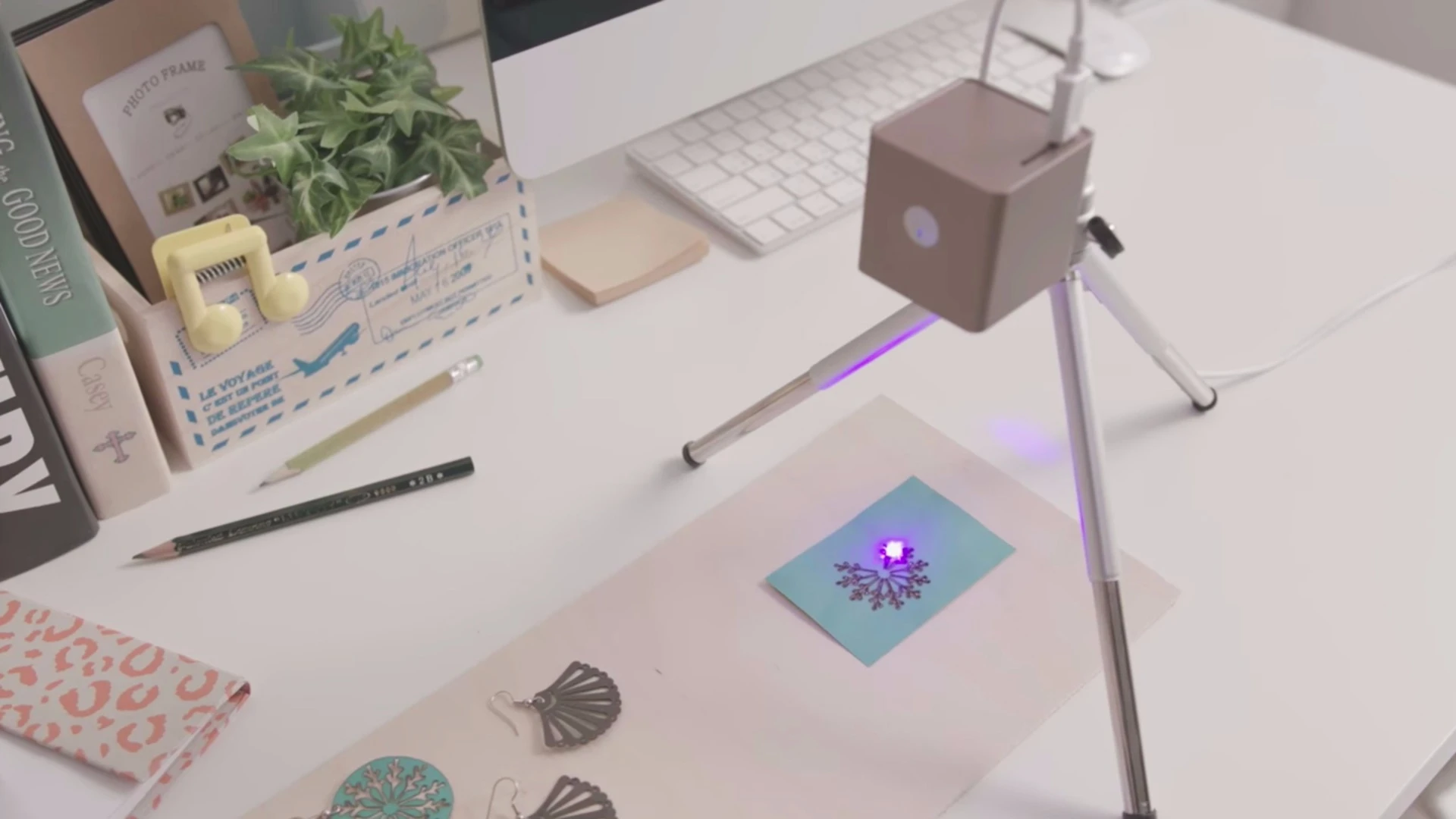 Cubliio can be used on vertical or horizontal surfaces