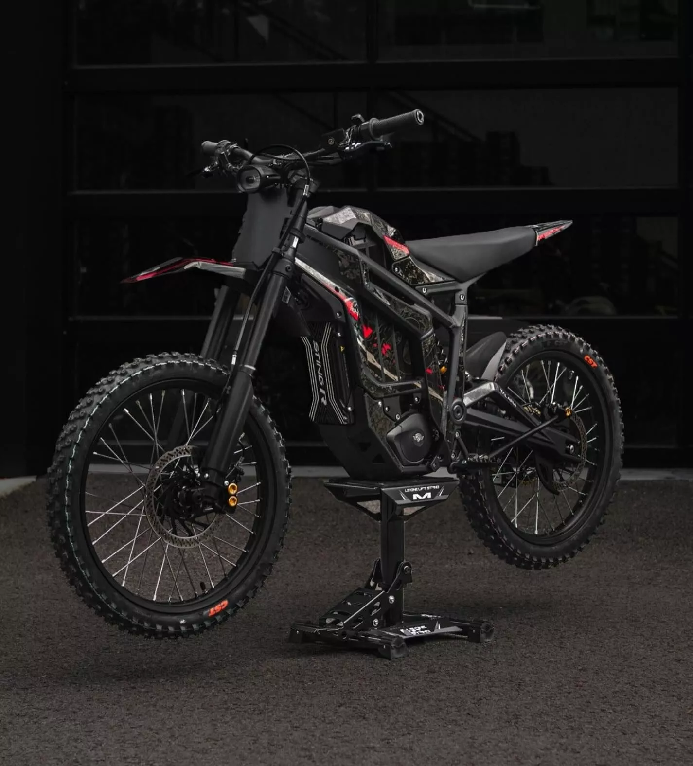 The Talaria Sting MX5 Pro features a 13.4-kW motor (peak) for 500 Nm of torque, and a 2,880-Wh Samsung battery