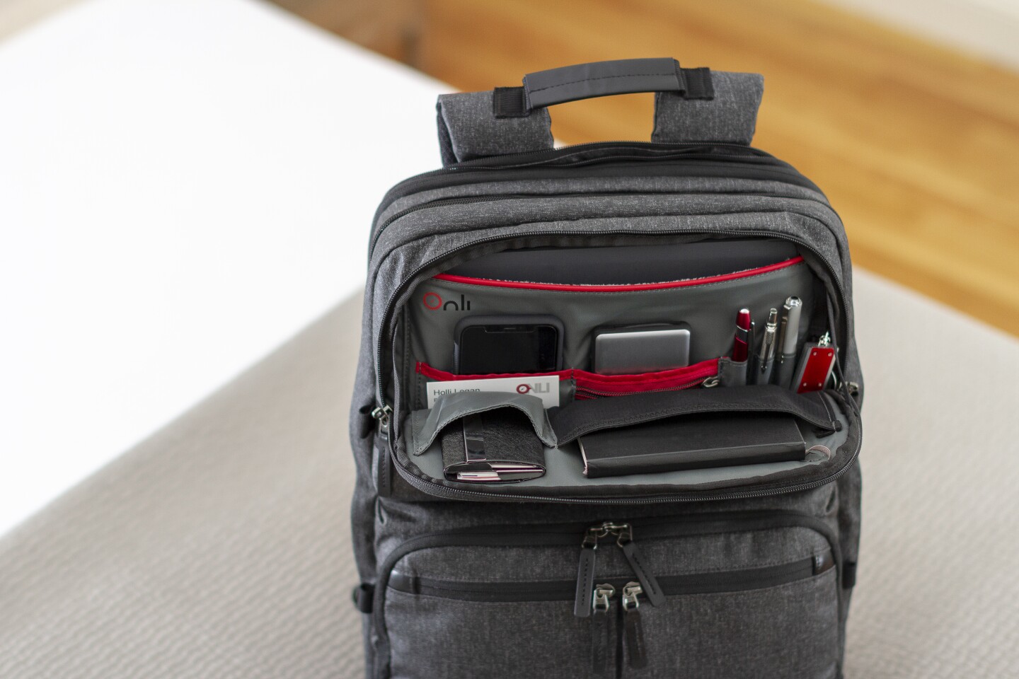 Speaking of electronic devices, the Onli is well equipped with pockets and removable inserts to keep you organized, including RFID blocking pockets and a padded section that can cater for a 17-inch laptop
