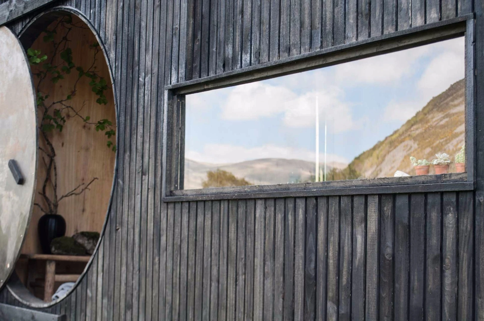 Thecabin is built using a timber structure and stained black timbercladding