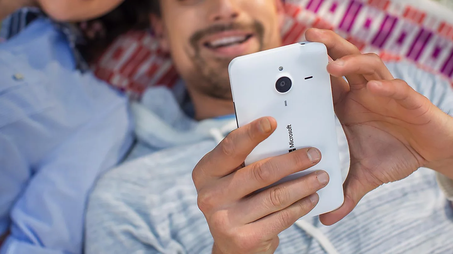 Both handsets are powered by quad core 1.2 GHz Snapdragon 400 processors. The Lumia 640 XL is pictured