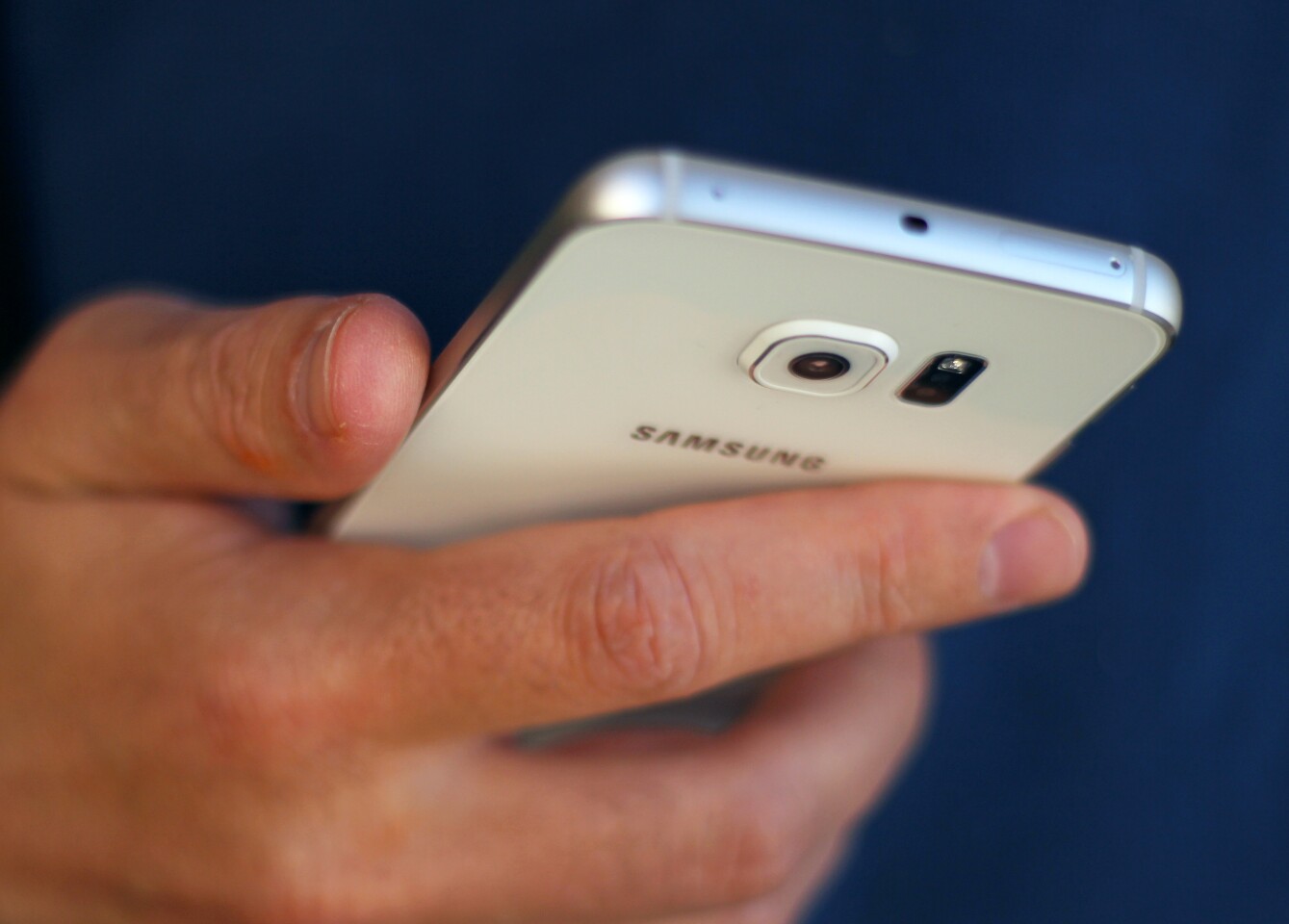 Like the flagship Galaxy S6, the Edge has a glass back and aluminum sides (Photo: Will Shanklin/Gizmag.com)