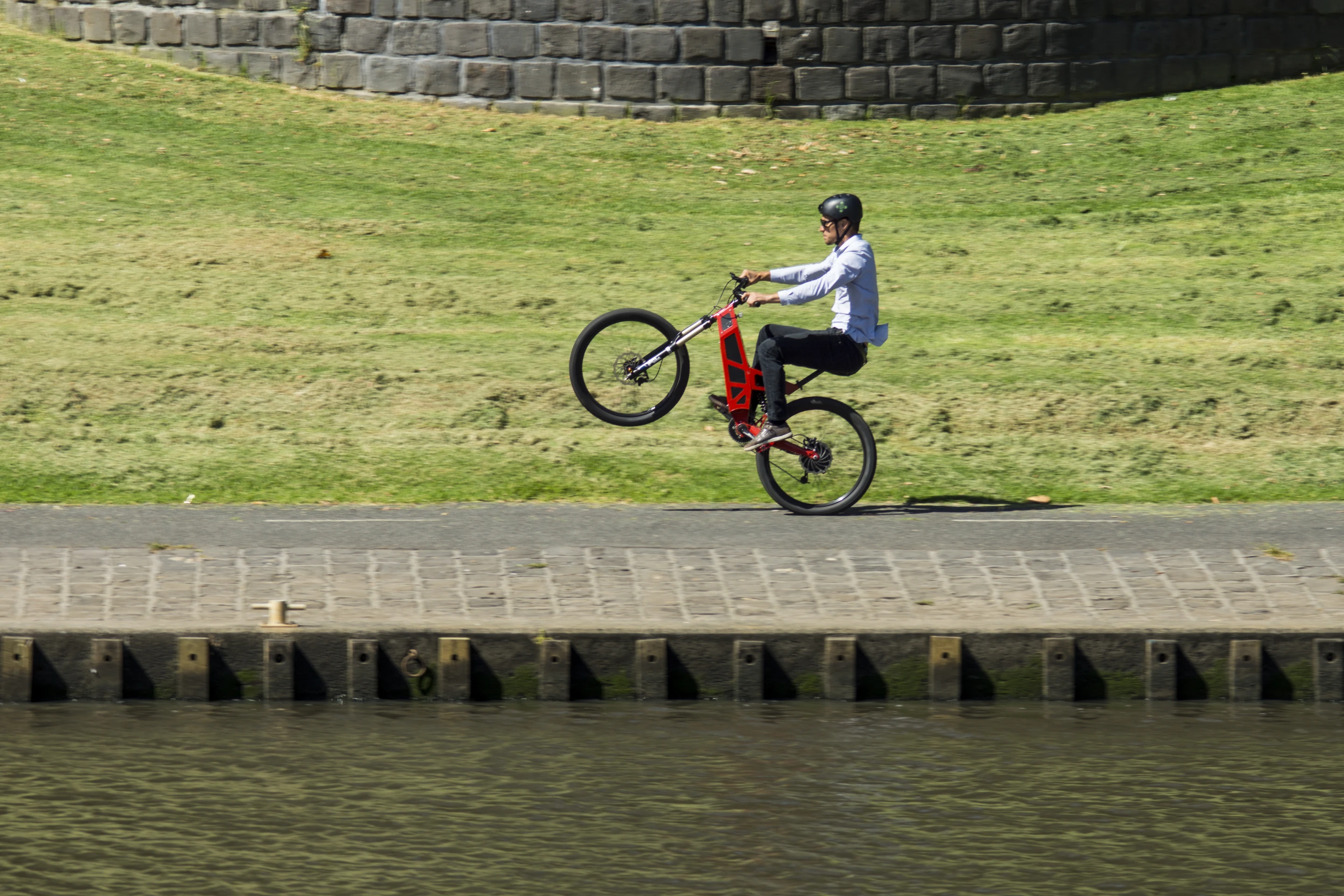 The P-7 has a 250 W hub motor in the rear wheel