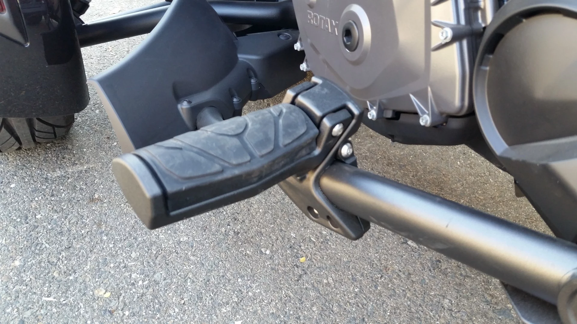 The F3-S comes withe the Can-Am UFit system that lets you adjust the position of the rider foot pegs