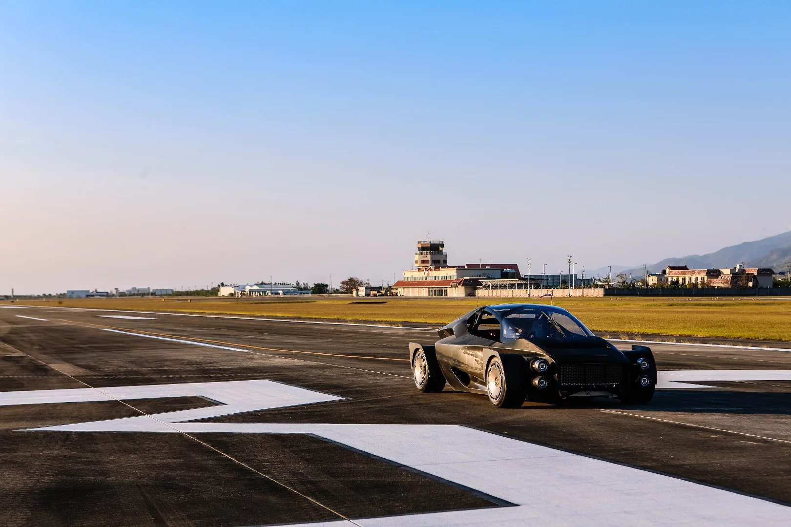 Miss R's four 350 V motors and 1 megawatt battery pack reportedly allow the car to go from standstill to 100 km/h (62 mph) in 1.8 seconds