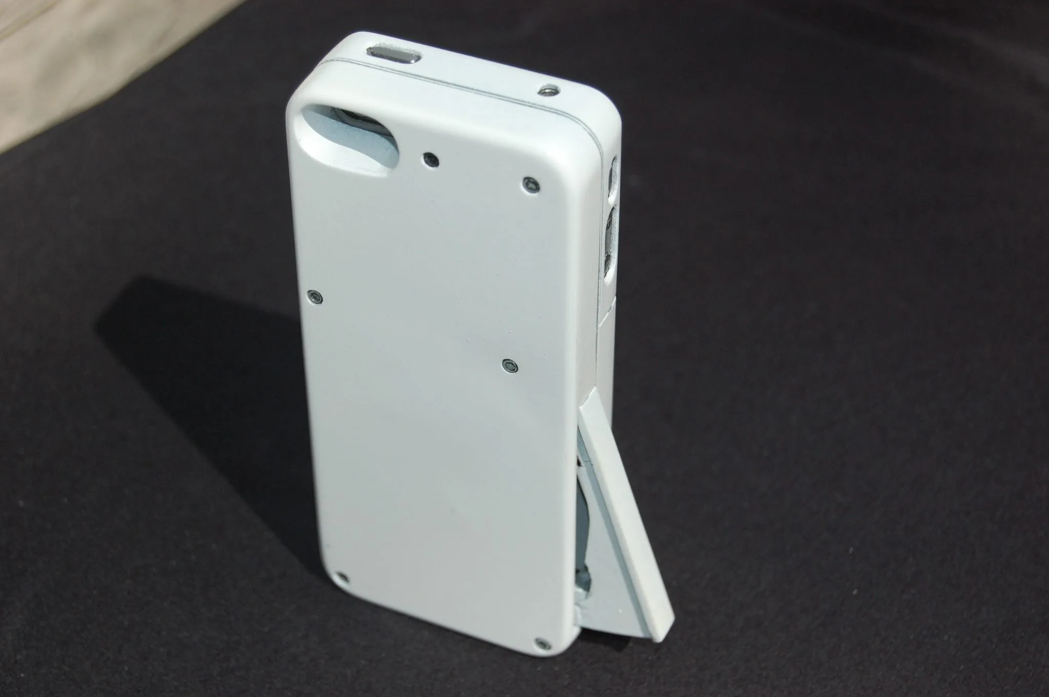 A switch on the side of the case releases the small lever at a position where it can be gripped comfortably