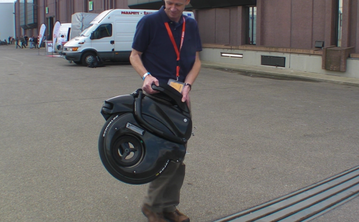 That's Gizmag's Editor-in-chief Noel McKeegan holding the Yikebike - the current benchmark for the smallest and lightest production mobility device. It's a carbon fiber, electric penny farthing that weighs just over 10 kg - it'll take you 10 km at 25 km/h. On the family tree of invention, it is far more closely related to your electric toothbrush than your car. The Yikebike is a stand-out in applying miniaturization to create new and more efficient transportation appliances, but there will be more.