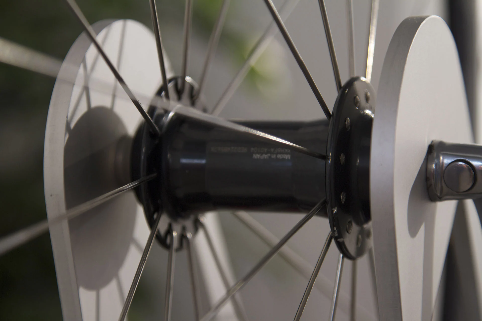 The GOKISO Aerospace Hub for bicycles is designed to keep bearings from getting compressed when the axle shaft deforms under pressure (Photo: Gizmag)