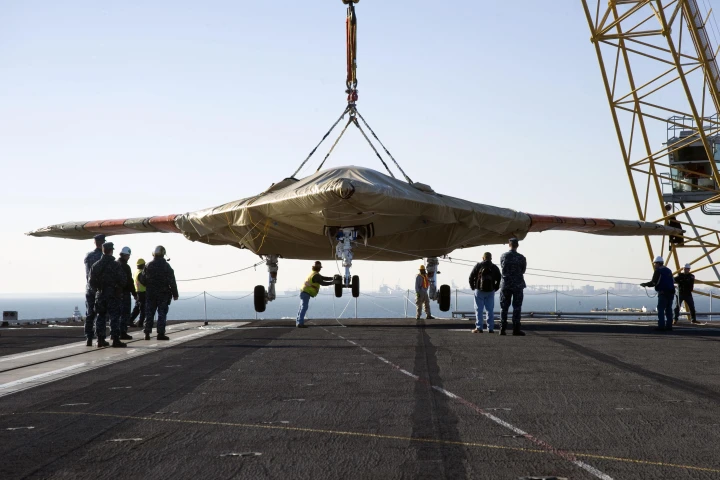 The X-47B UCAS arrives onboard the USS Truman, the first modern aircraft carrier to host test operations for an unmanned aircraft (Photo: U.S. Navy MC3 Lorenzo J. Burleson)