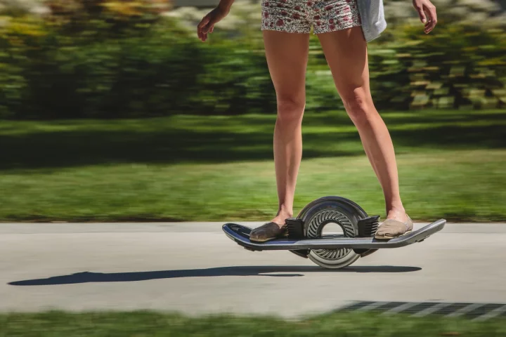 The Hoverboard has a top speed of 16 mph (26 km/h) and a range of 12 mi (19 km)