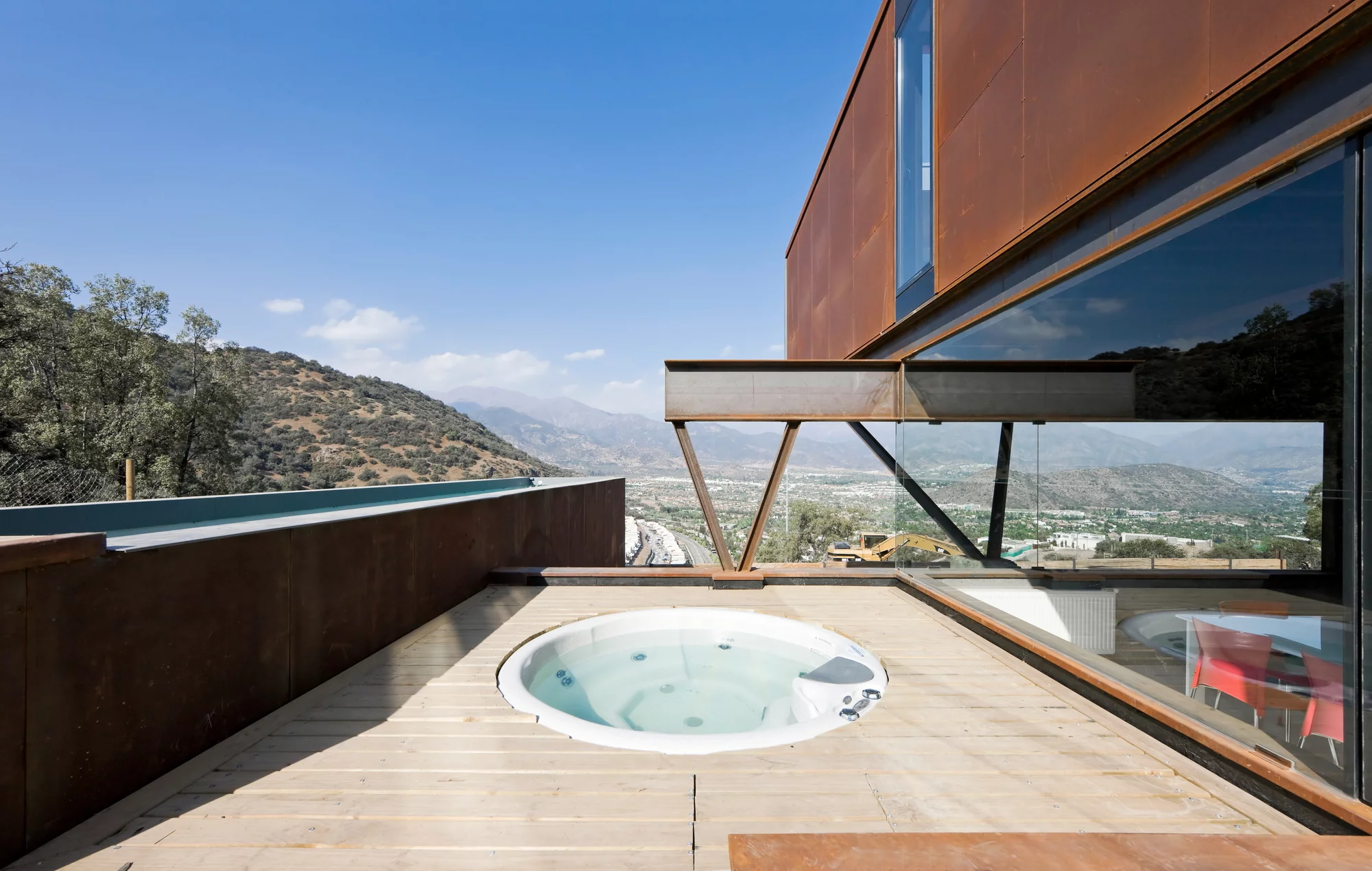 An open-top shipping container serves as a swimming pool (Photo: Sergio Pirrone)