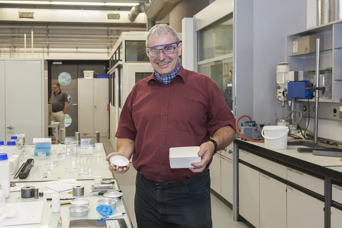 Empa ceramics specialist Jakob Kübler, with some of the materials used in the brake rotor coating