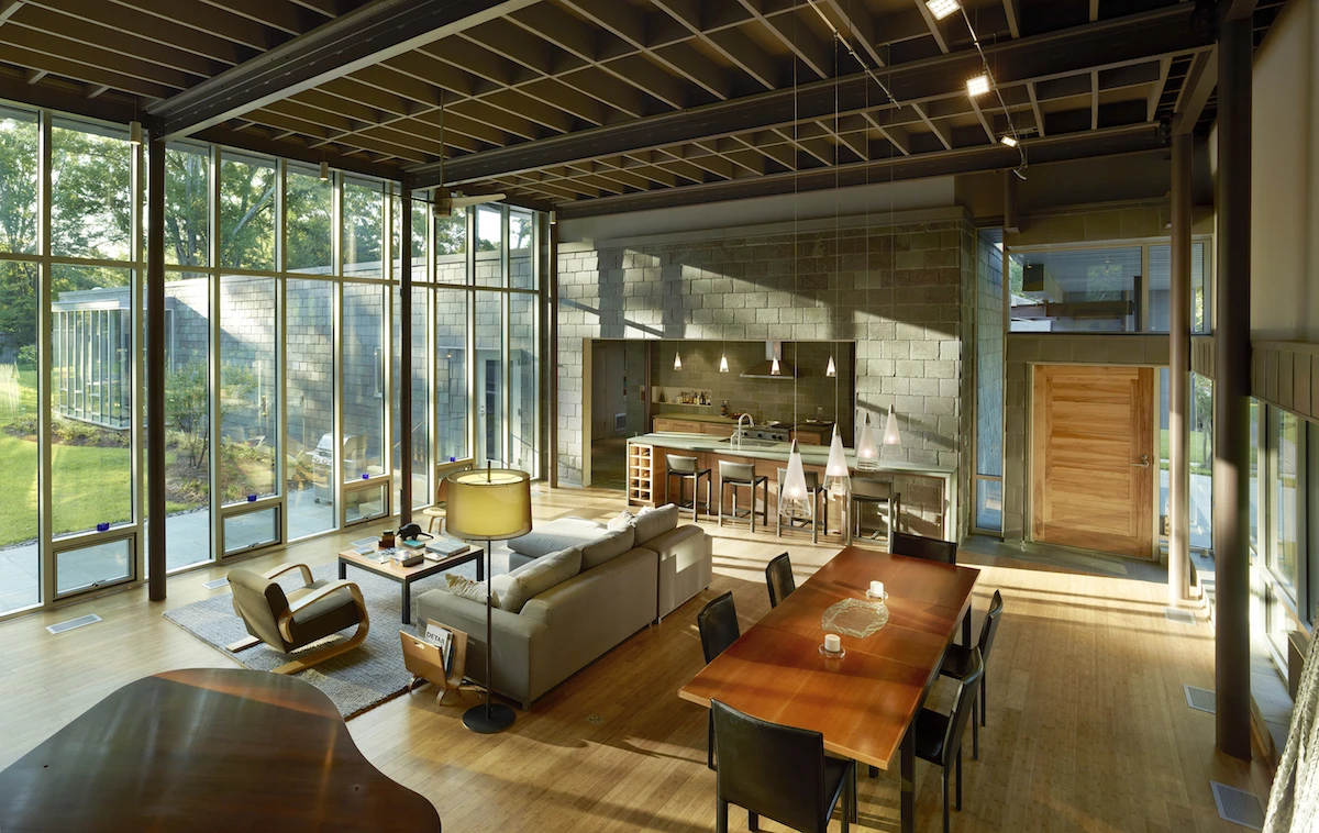 Oak Ridge House is based in Jakson, MS and was designed by Decker Architects. The home is shaped to draw the outside in and encourage the family to go outside
